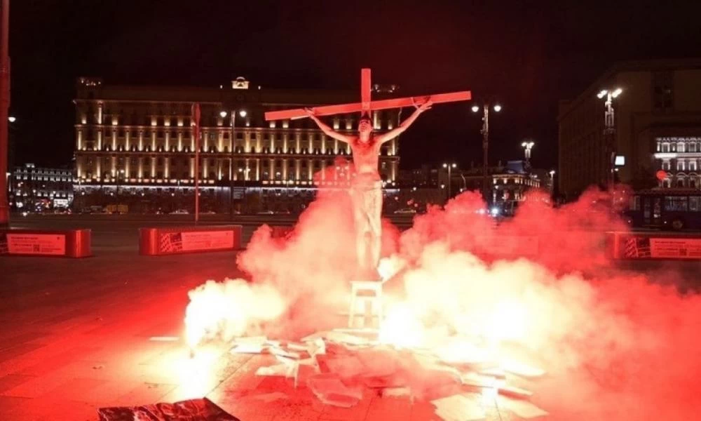 "Σταυρώθηκε" σαν Χριστός σε κεντρική πλατεία της Μόσχας (ΒΙΝΤΕΟ)